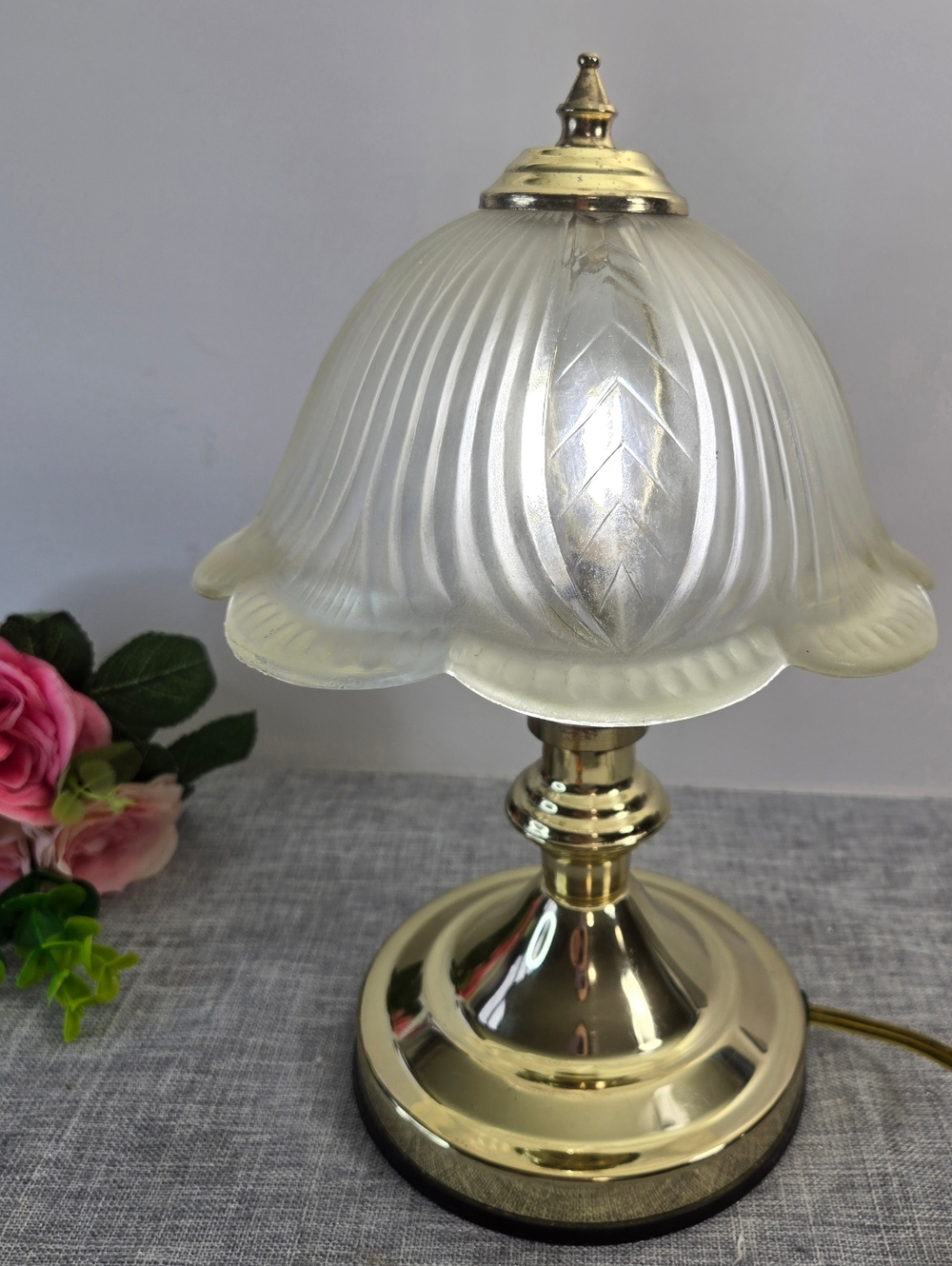 Vintage Touch 3 Settings Metal Table Lamp with Frosted Flower Shade Golden‎ Base